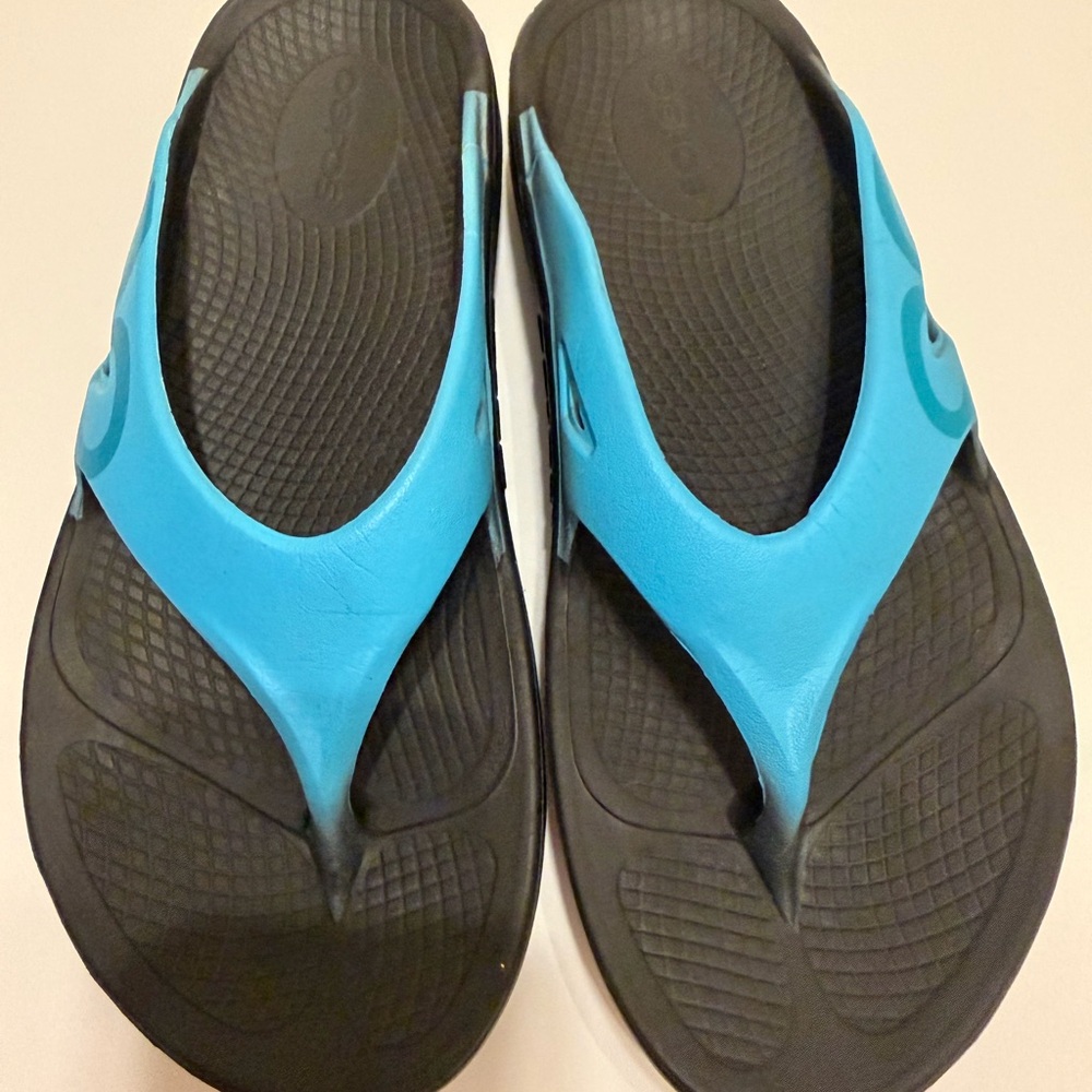 OOFOS blue and black sandal. - Picture 2 of 6